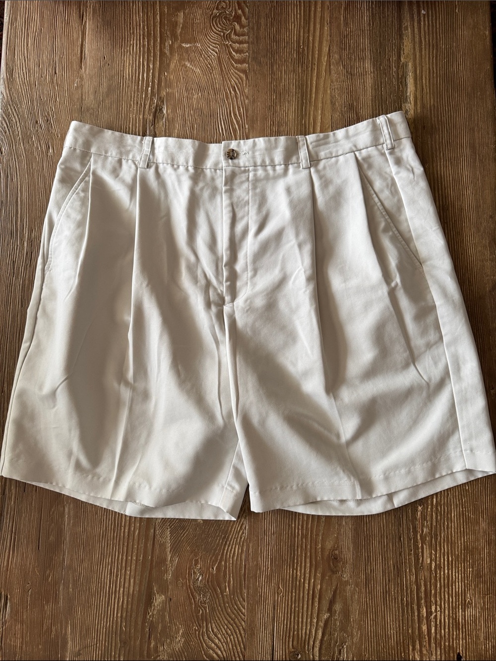 Izod White Flat-Front Pleated Men's Shorts